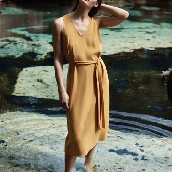 Ann Taylor Dresses & Skirts - NWOT Ann Taylor Trapeze V-Neck Dress 4P